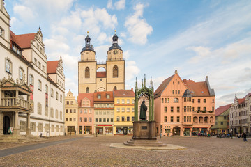 Fototapeta na wymiar Marktplatz und Stadtkirche St Marien in Wittenberg, Sachsen-Anhalt in Deutschland