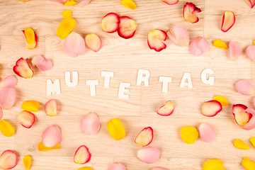 Text Muttertag auf einem Holzhintergrund