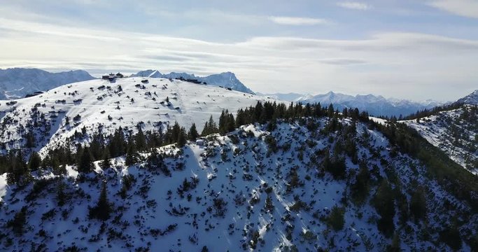 Flug &uuml;ber den schneebedeckten Wank. 