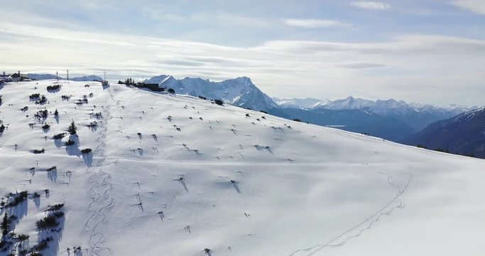 Flug &uuml;ber den schneebedeckten Wank. Am Ende ist die Zugspitze, das Wettersteingebirge, der Eibsee und Garmisch-Partenkirchen zu sehen
