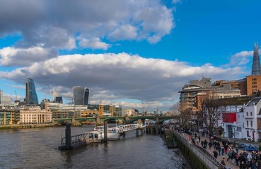 Naklejka premium Panoramiczny widok na London Bankside Pier