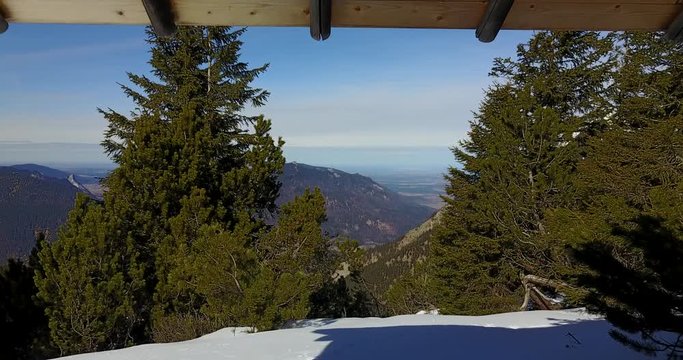 Flug &uuml;ber den Wank bei Garmisch-Partenkirchen. Am Horizont ist das Alpenvorland zu sehen. 