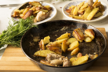  fried potatoes in a frying pan