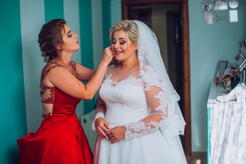 Naklejka premium Bride and bridesmaids during the wedding preparations