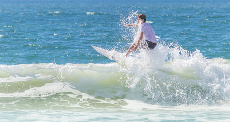 Surfando a onda.