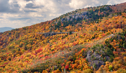 Obraz premium Autumn at Linn Cove Viaduct and Grandfather Mountain on the Blue Ridge Parkway North Carolina