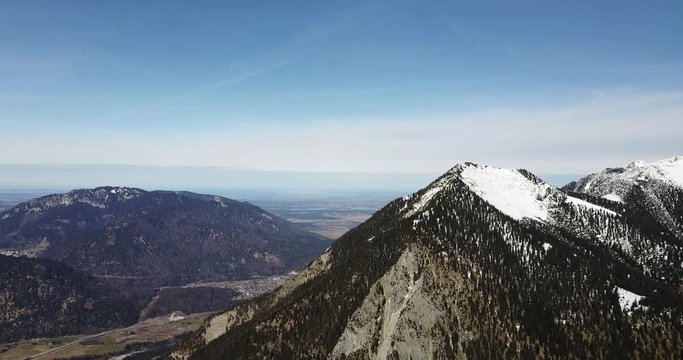 Flug &uuml;ber den Wank bei Garmisch-Partenkirchen. Am Horizont ist das Alpenvorland zu sehen. 