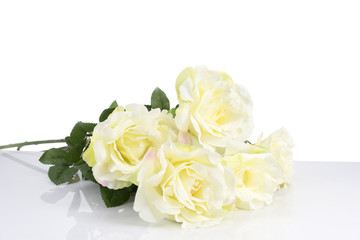 Obraz na płótnie Canvas White roses on glass table