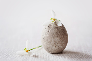 Ostergrüße - Ei aus Stein und hübschen Schneeglöckchen