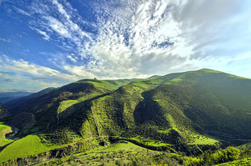 Obraz premium Beautiful landscape in the mountains with the sun at dawn. Mountains at the sunset time. Azerbaijan, Talish Mountains. Yardimli