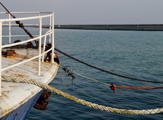 Altes Schiff mit Seilen befestigt