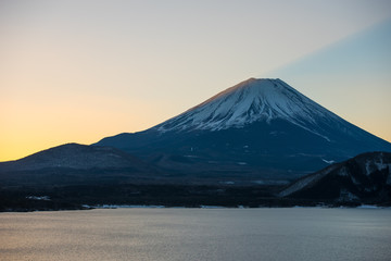 Fototapeta premium Jezioro Motosu i Mt. Fuji w czasie wschodu słońca