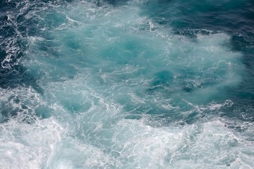 Fototapeta na wymiar Waves hitting shore