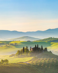 Schöne neblige Landschaft in der Toskana, Italien