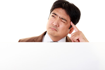 悩むビジネスマン
