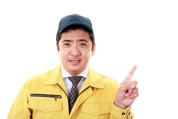 指示する笑顔の男性
