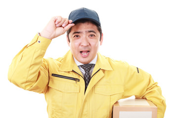 荷物を運ぶ笑顔の男性
