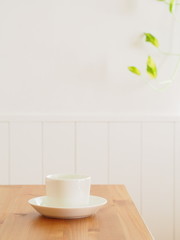 テーブルの上のコーヒーカップ