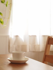 テーブルの上のコーヒーカップ