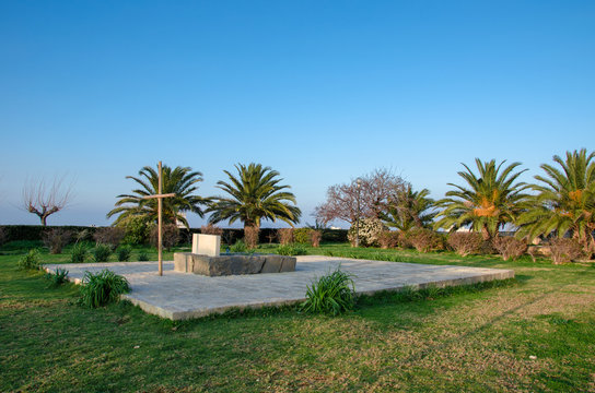 Grave of Greek famous writer and philosopher Nikos Kazantzakis. His novel is Zorba the Greek. Epitaph on the grave: I hope for nothing. I fear nothing. I am free.