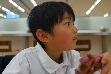 ワッフル　食べる少年　笑顔　美味しい　幸せ