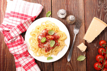 spaghetti with tomato sauce and basil