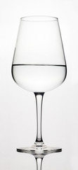 Copa de agua aislada sobre un fondo blanco