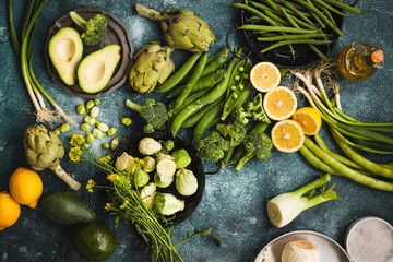 Collection de verdure. variété de légumes verts et de citrons. vue de dessus.