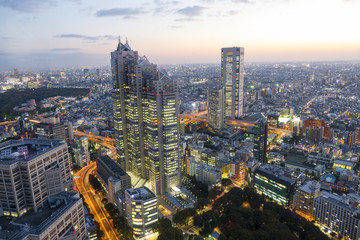 Fototapeta premium 東京都市風景 夕暮れ 新宿高層ビル街と渋谷 世田谷方向 俯瞰 トワイライト