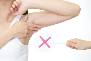 判定を受ける女性