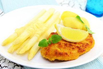 Schnitzel mit Spargel