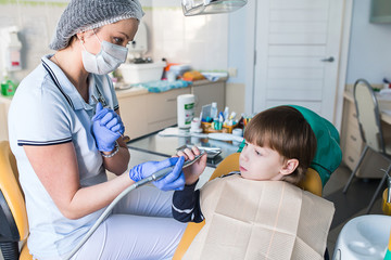 dentist shows the child instruments