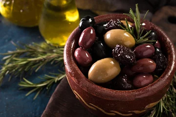 Foto op Plexiglas bowls with different kind of olives green olives, black olives, kalamata olives on table © id-art