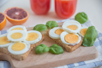 Toast mit Ei und Orangensaft 