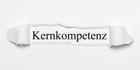 Obraz premium Kernkompetenz auf weißen gerissenen Papier