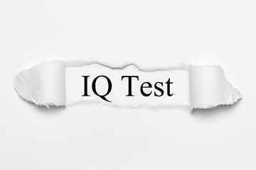 IQ Test auf weißen gerissenen Papier