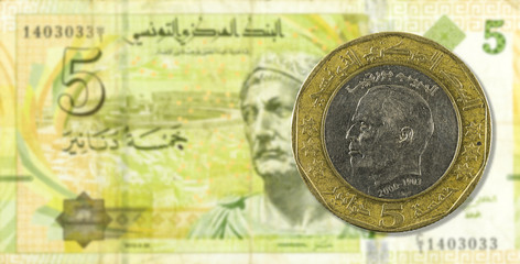 5 dinar coin against 5 tunisian dinar bank note obverse
