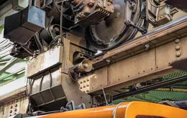 Nahansicht Schiene und Rad der Schwebebahn in Wuppertal © EKH-Pictures