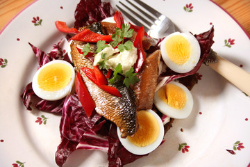 Pumpernickel mit Bückling, Salat und Ei