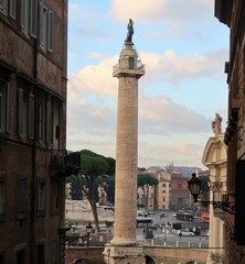 Rue de Rome avec vue sur une ancienne colonne