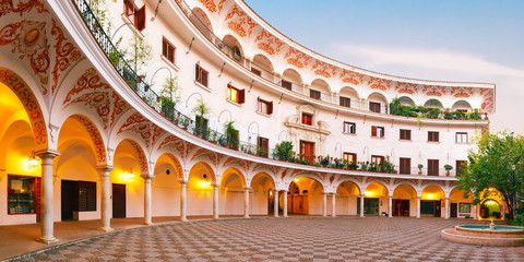Fototapeta premium Panorama malowniczego placu Plaza del Cabildo rano, Sewilla, Hiszpania