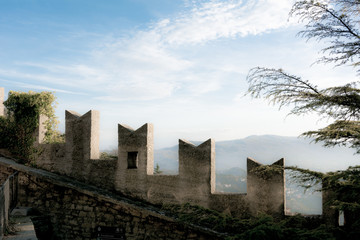 Fototapeta na wymiar Le mura dello stato di San Marino