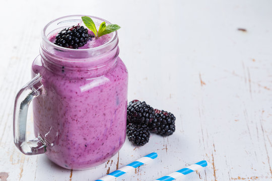 Blackberry jogurt smoothie in glass jar