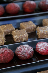 Gruppo di dolcetti monoporzione al cioccolato e alla frutta 