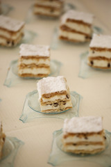 Pasticcini mille sfoglie, su piattino di plastica trasparente