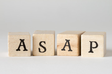 ASAP、なるべく早く、の文字の書かれた積み木