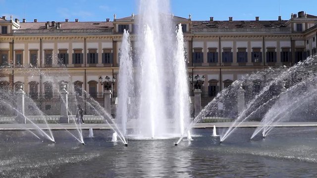 Fontana con numerosi spruzzi di acqua con sfondo Palazzo Reale a Monza