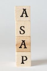 ASAP、なるべく早く、の文字の書かれた積み木