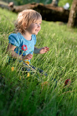 Obraz na płótnie Canvas child sitting on the grass