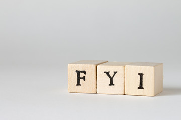 FYIの文字の書かれた積み木、For Your Information